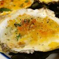 Serveersuggestie Gegratineerde oesters met knoflookboter en Parmezaan