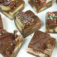 Serveersuggestie Rocky road fudge met kerstkransjes
