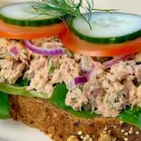 Serveersuggestie Lunch salade met tonijn en honing-mosterd-dillesaus