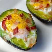 Serveersuggestie Lekker ontbijtje: avocado met ei uit de oven