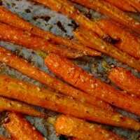 Serveersuggestie Geroosterde wortels met honing en sesamzaadjes