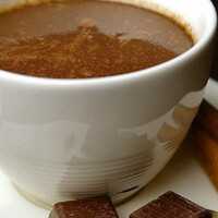 Serveersuggestie Warme chocolademelk met kardemom en kaneel