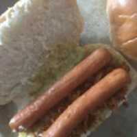 Serveersuggestie Broodje knakworst met zelf gemaakte hotdogsaus