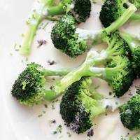 Serveersuggestie Broc­co­li met blauw­a­der­kaas­saus **