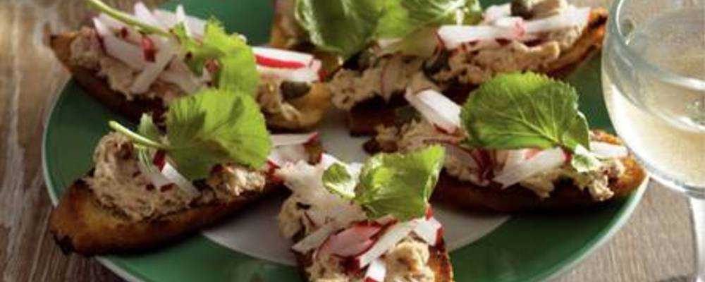 Serveersuggestie Crostini met tonijn en radijs