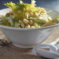 Serveersuggestie Salade van bleekselderij, appel en macadamianoten