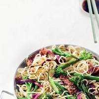 Serveersuggestie Ge­roer­bak­te bief­stuk met as­per­ge­broc­co­li en noe­dels  bimi ****