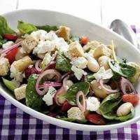 Serveersuggestie Salade van reuzenbonen met spinazie en feta