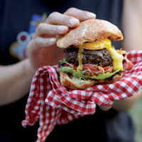 Serveersuggestie Smokey Burger Met Misoboter, Kimchi En Gebakken Eidooier