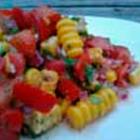 Serveersuggestie Sla van maïs, tomaat en rode ui, geserveerd met kruidige bonen