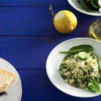 Serveersuggestie Ri­sot­to ver­de met dop­erw­ten en spi­na­zie­sa­la­de  ***